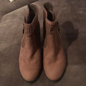 Adam Tucker Me Too Tan boots 👢